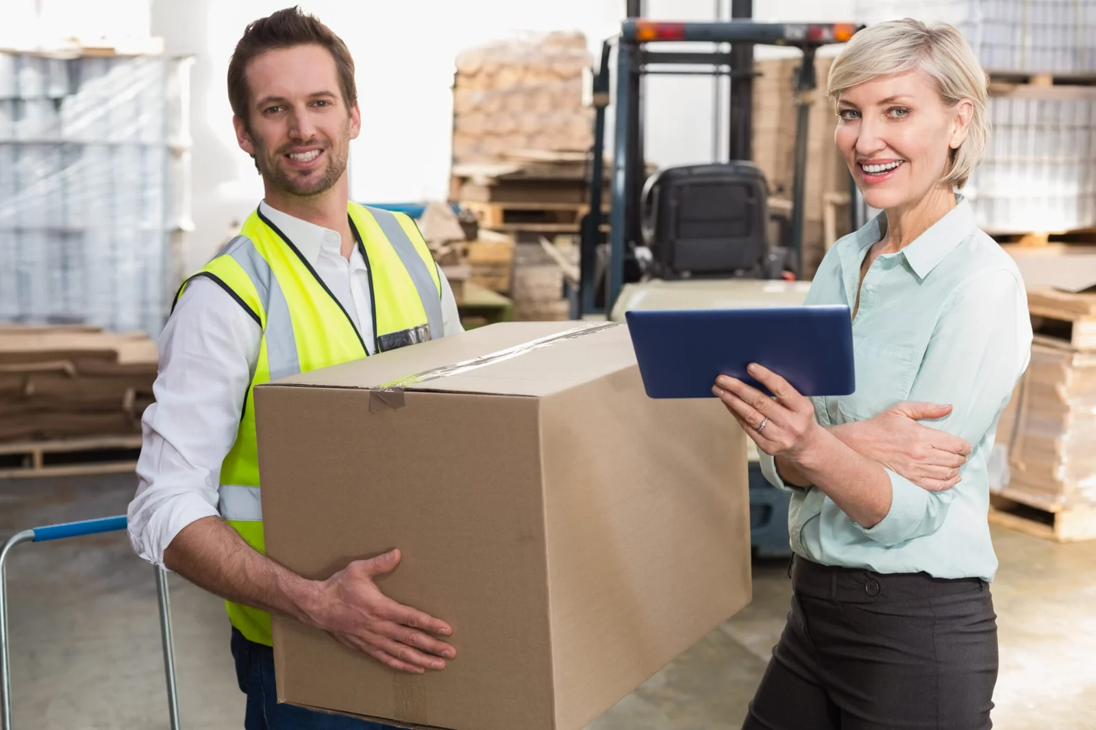 warehouse-manager-foreman-working-together-2048x1365